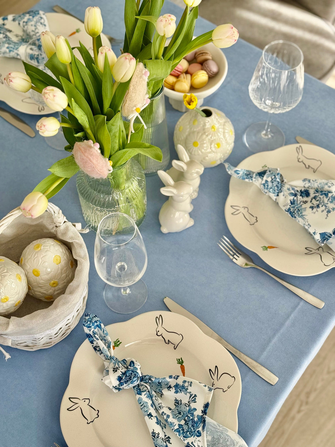 Staltiesė „Žydra ramybė“ – švelnus veliūro stilius Jūsų stalui