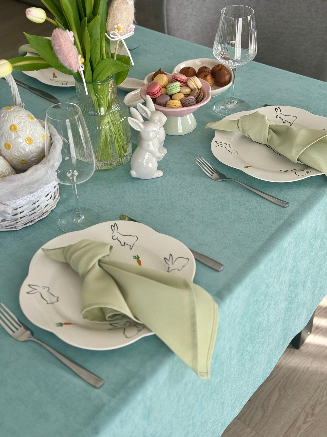 Staltiesė “Mėtinė gaiva” matinio veliūro – pavasario gaiva Jūsų namams