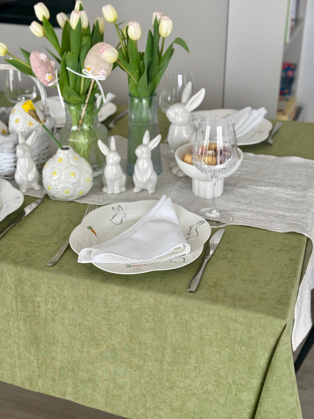 Staltiesė „Pistacijų žaluma“ – šviesus stalo akcentas iš matinio veliūro