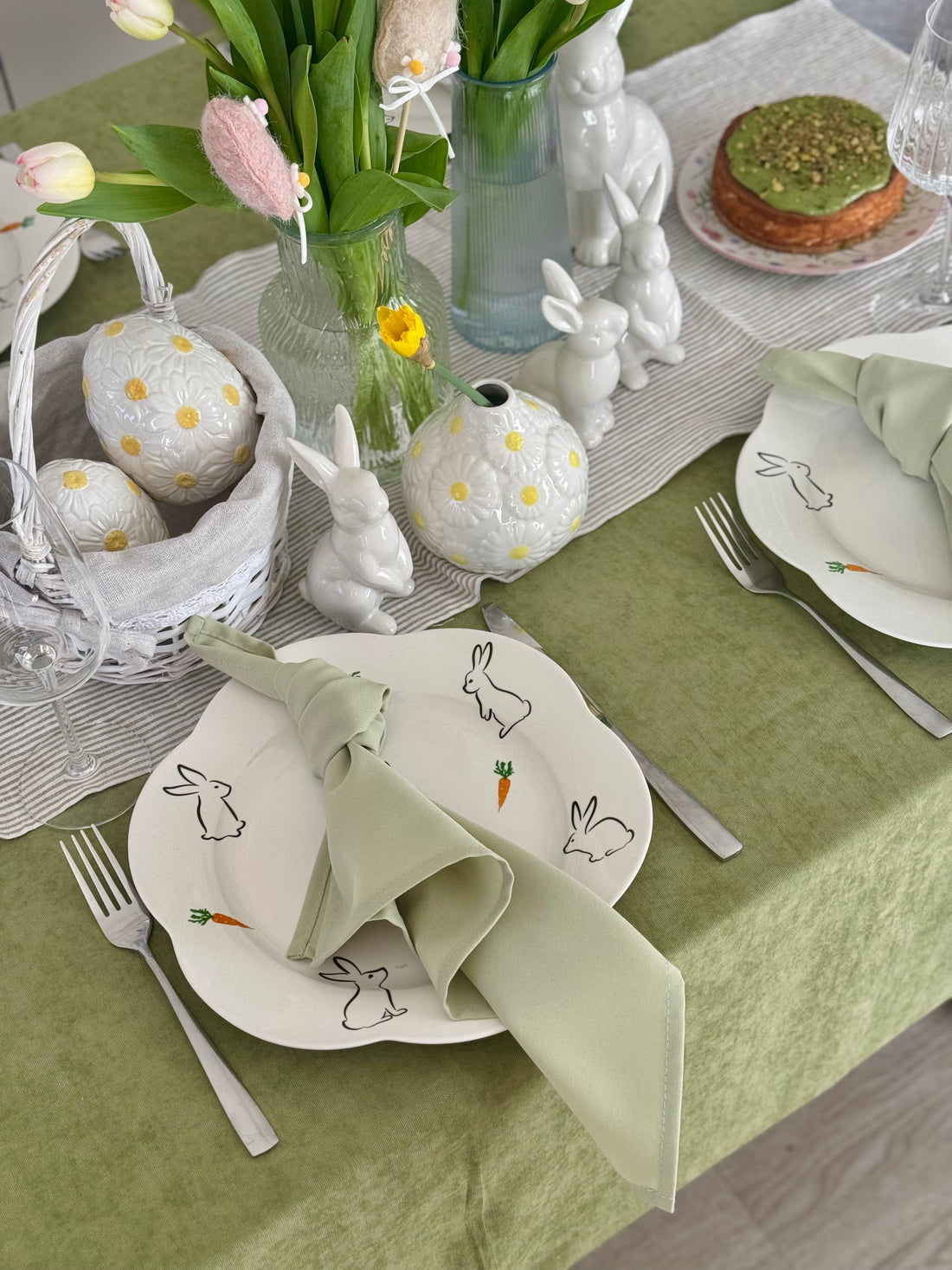 Staltiesė „Pistacijų žaluma“ – šviesus stalo akcentas iš matinio veliūro