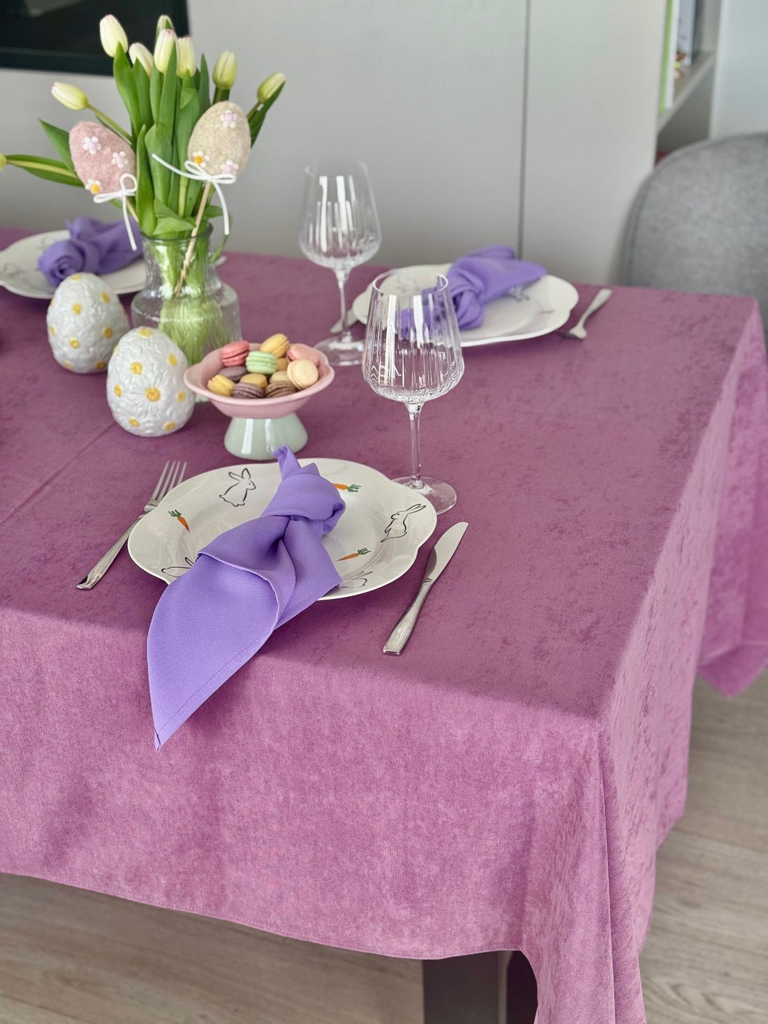 Staltiesė „Alyvinis pavasaris“ – matinio veliūro elegancija jūsų namams