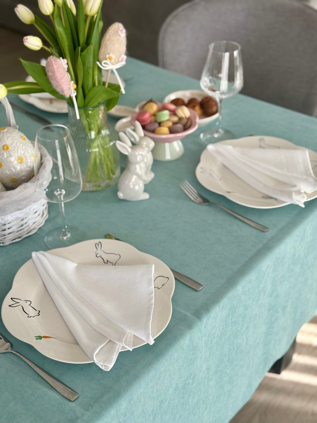 Staltiesė “Mėtinė gaiva” matinio veliūro – pavasario gaiva Jūsų namams