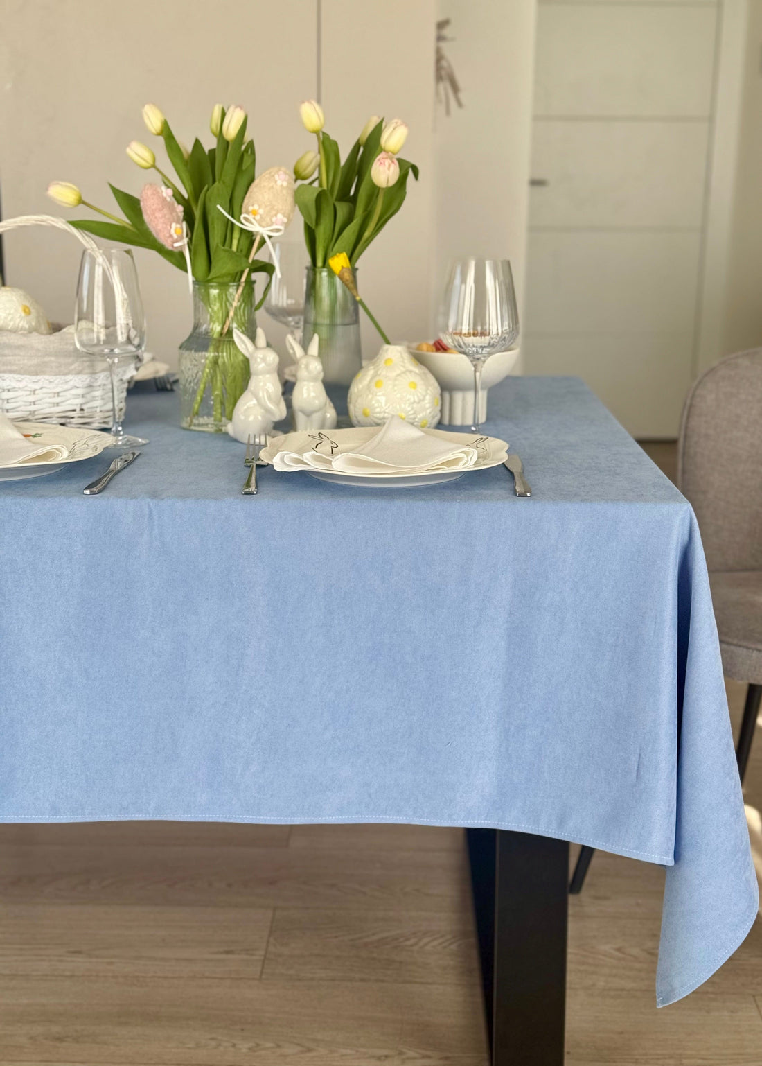 Staltiesė „Žydra ramybė“ – švelnus veliūro stilius Jūsų stalui