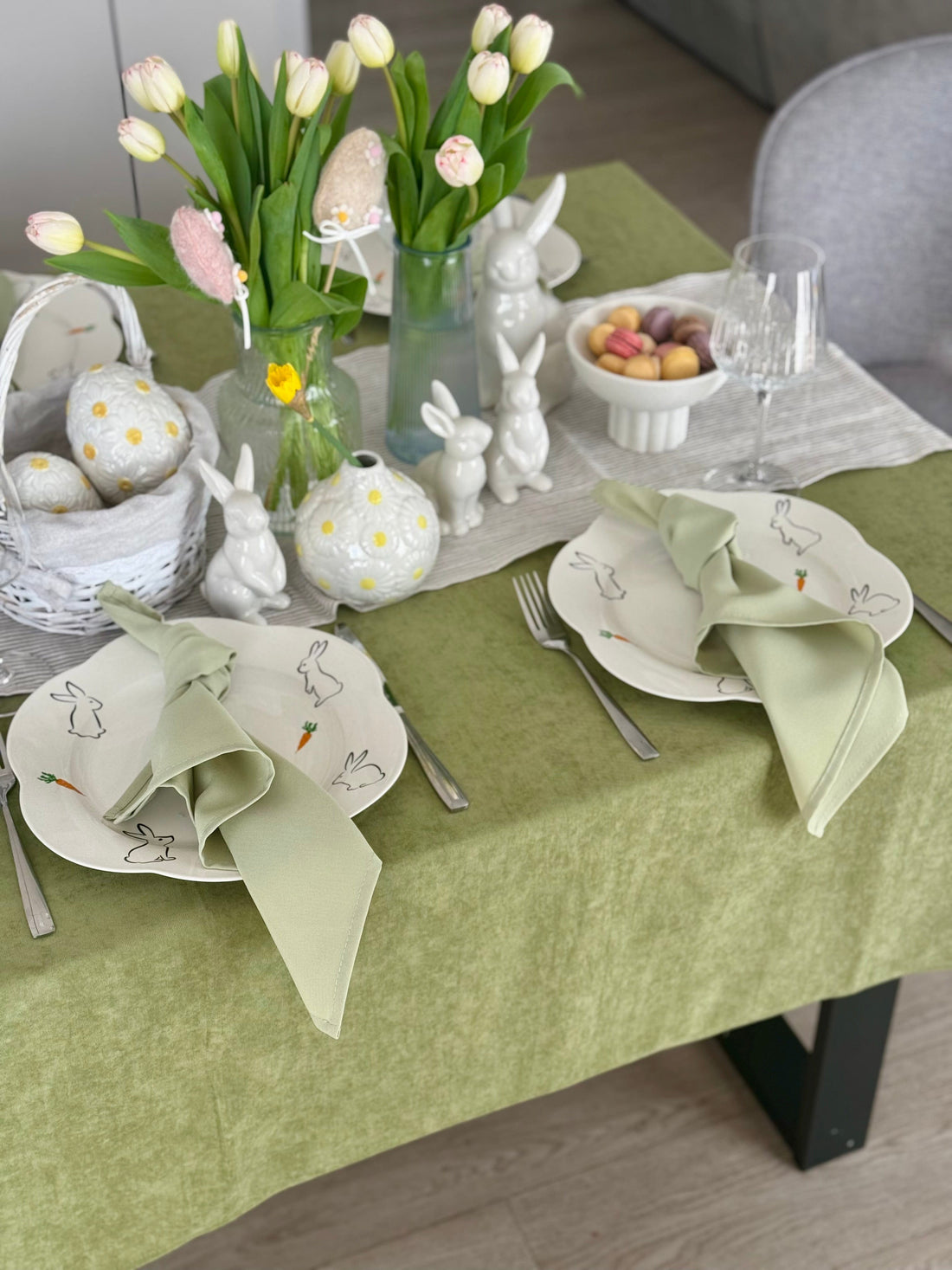 Staltiesė „Pistacijų žaluma“ – šviesus stalo akcentas iš matinio veliūro