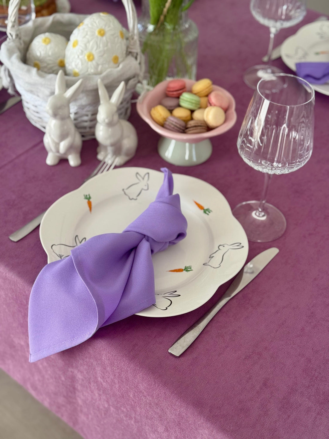 Staltiesė „Alyvinis pavasaris“ – matinio veliūro elegancija jūsų namams