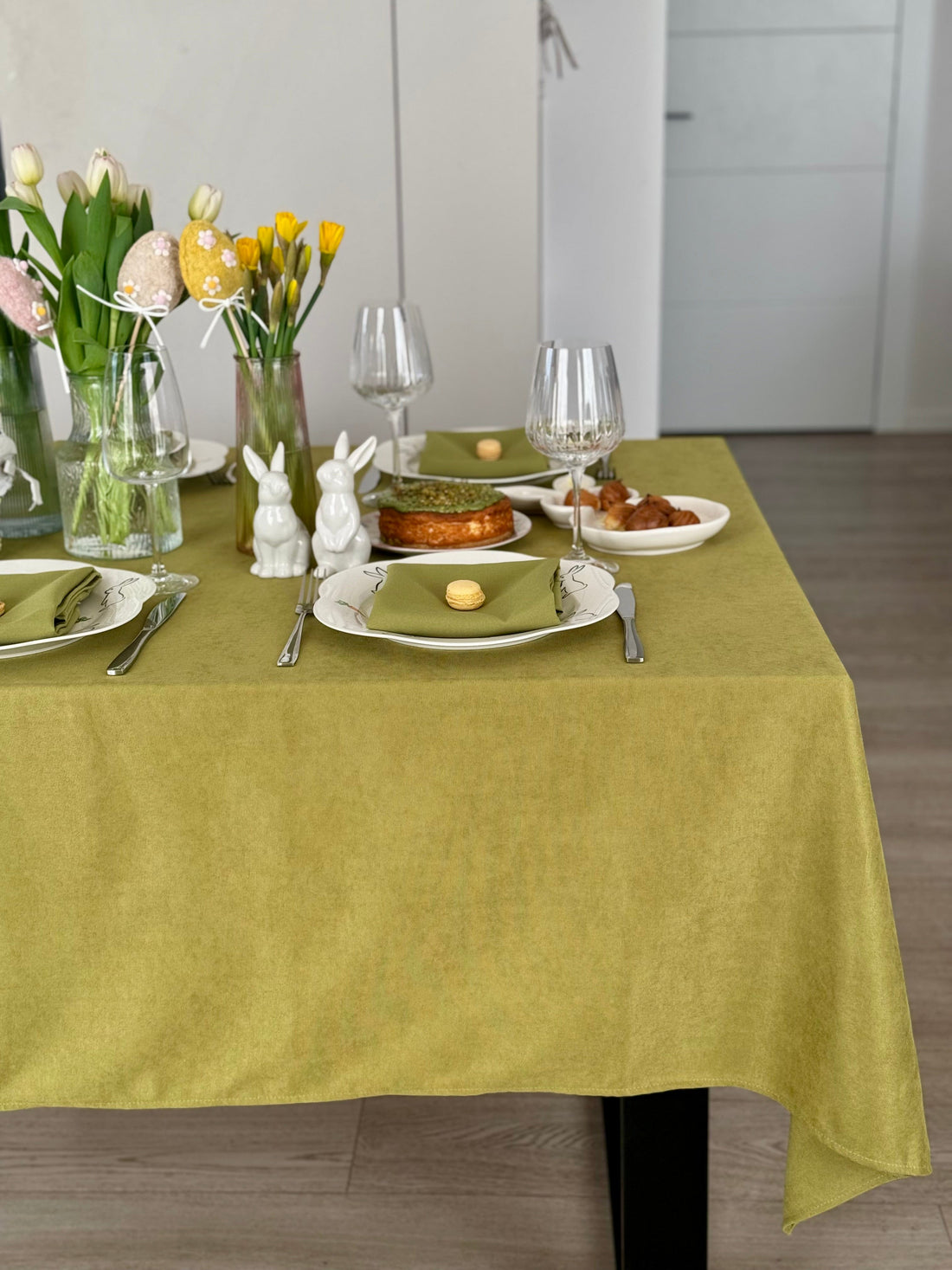 Staltiesė „Alyvuogių sodas“ – žemės tonų elegancija iš matinio veliūro