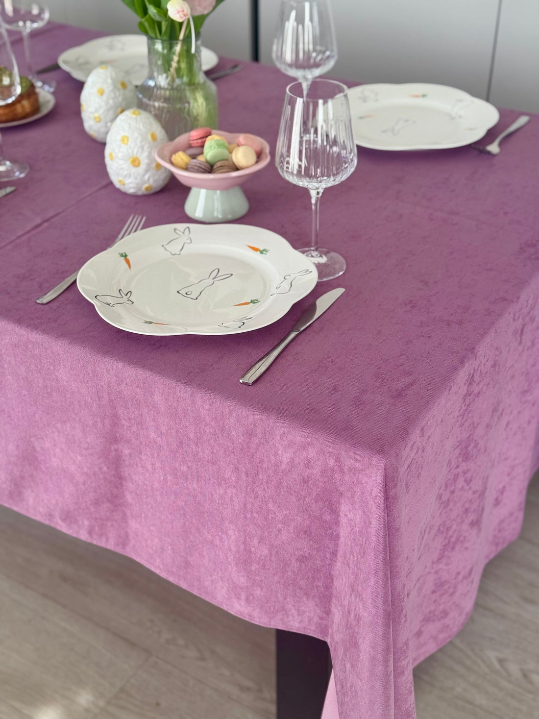 Staltiesė „Alyvinis pavasaris“ – matinio veliūro elegancija jūsų namams