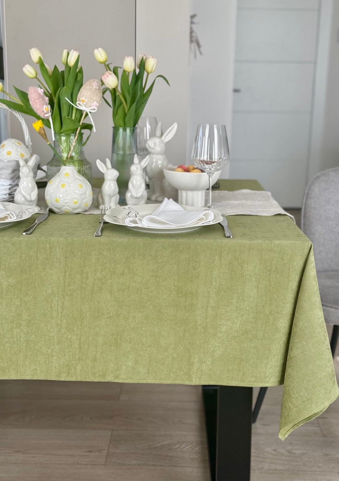 Staltiesė „Pistacijų žaluma“ – šviesus stalo akcentas iš matinio veliūro