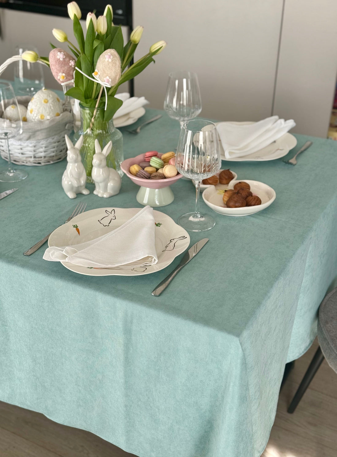 Staltiesė “Mėtinė gaiva” matinio veliūro – pavasario gaiva Jūsų namams