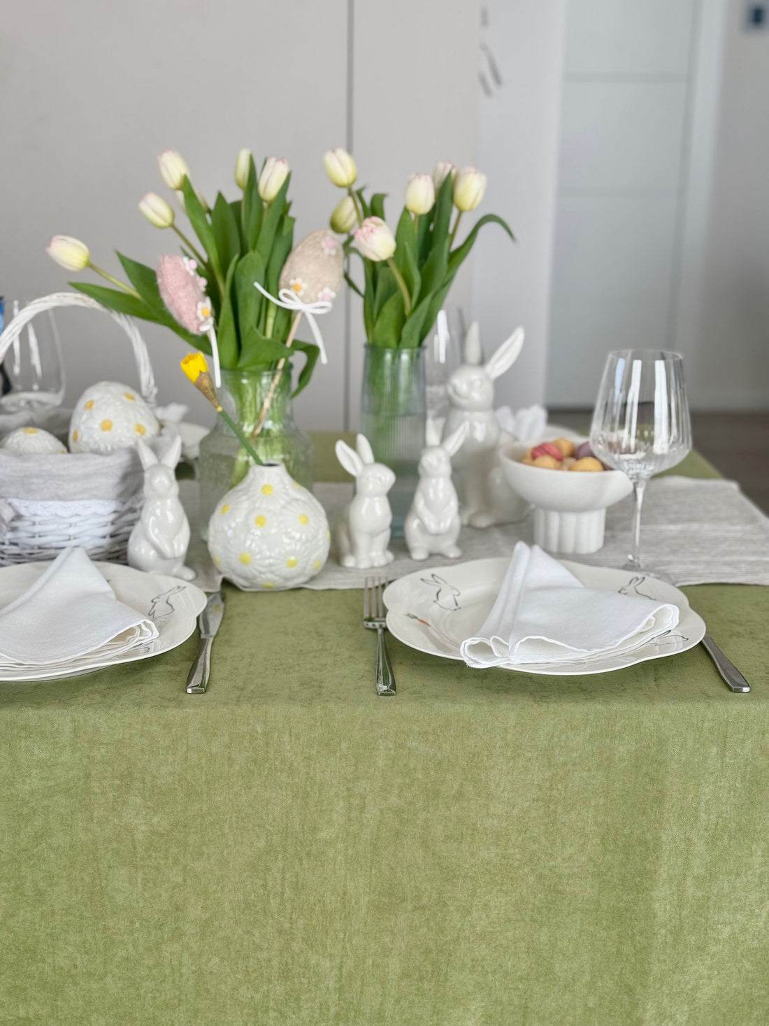 Staltiesė „Pistacijų žaluma“ – šviesus stalo akcentas iš matinio veliūro