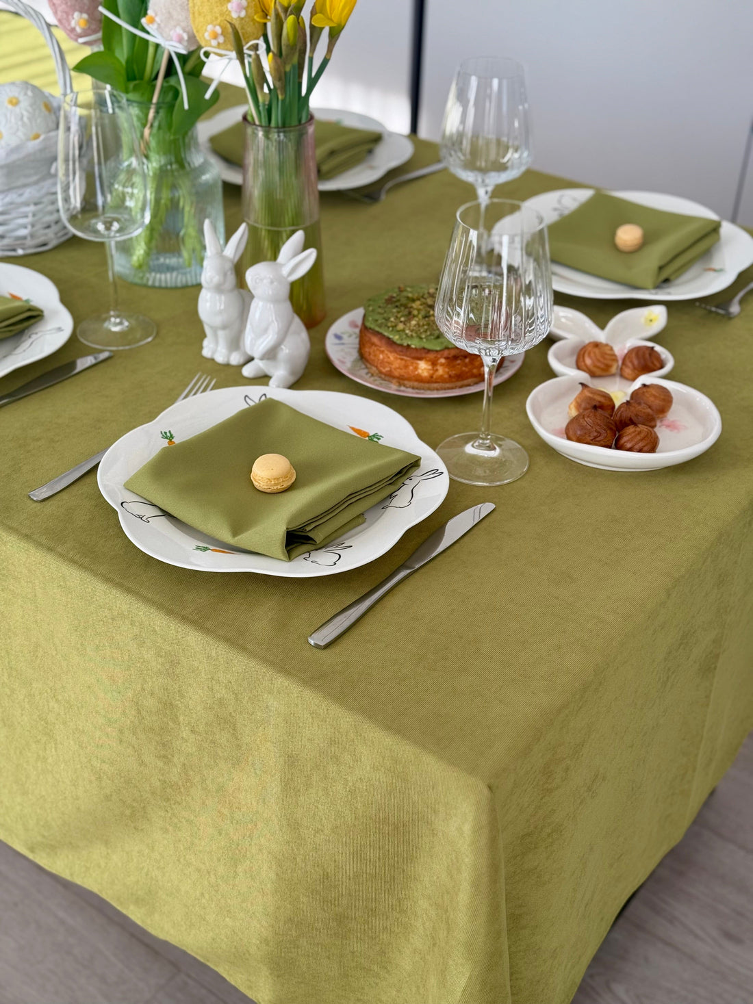 Staltiesė „Alyvuogių sodas“ – žemės tonų elegancija iš matinio veliūro