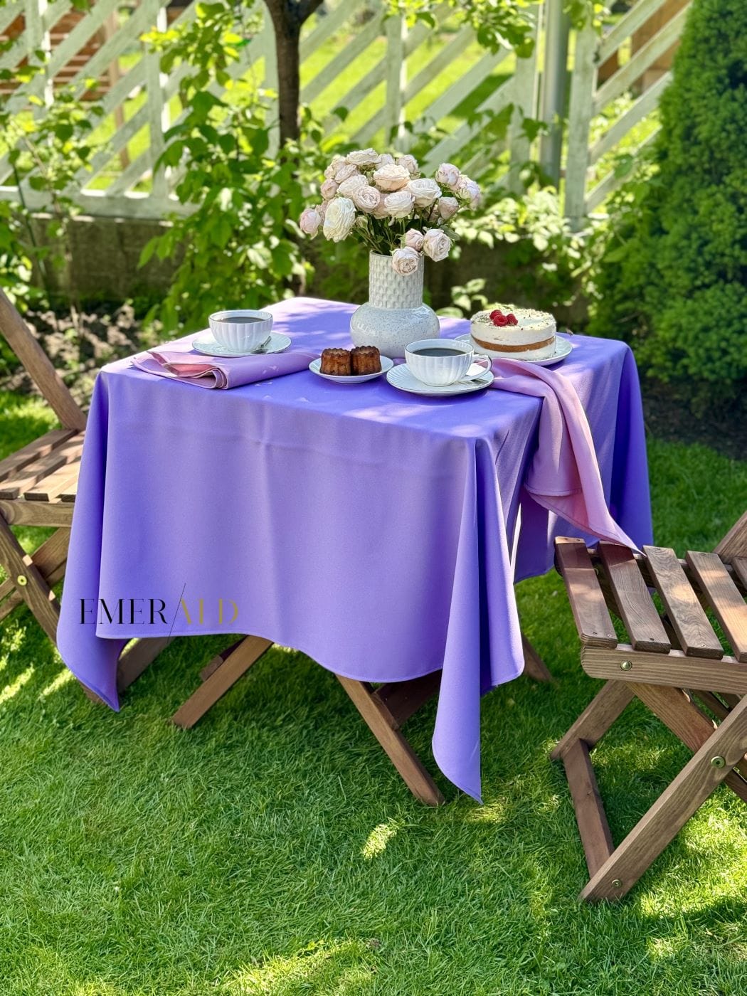 Alyvinės spalvos staltiesė