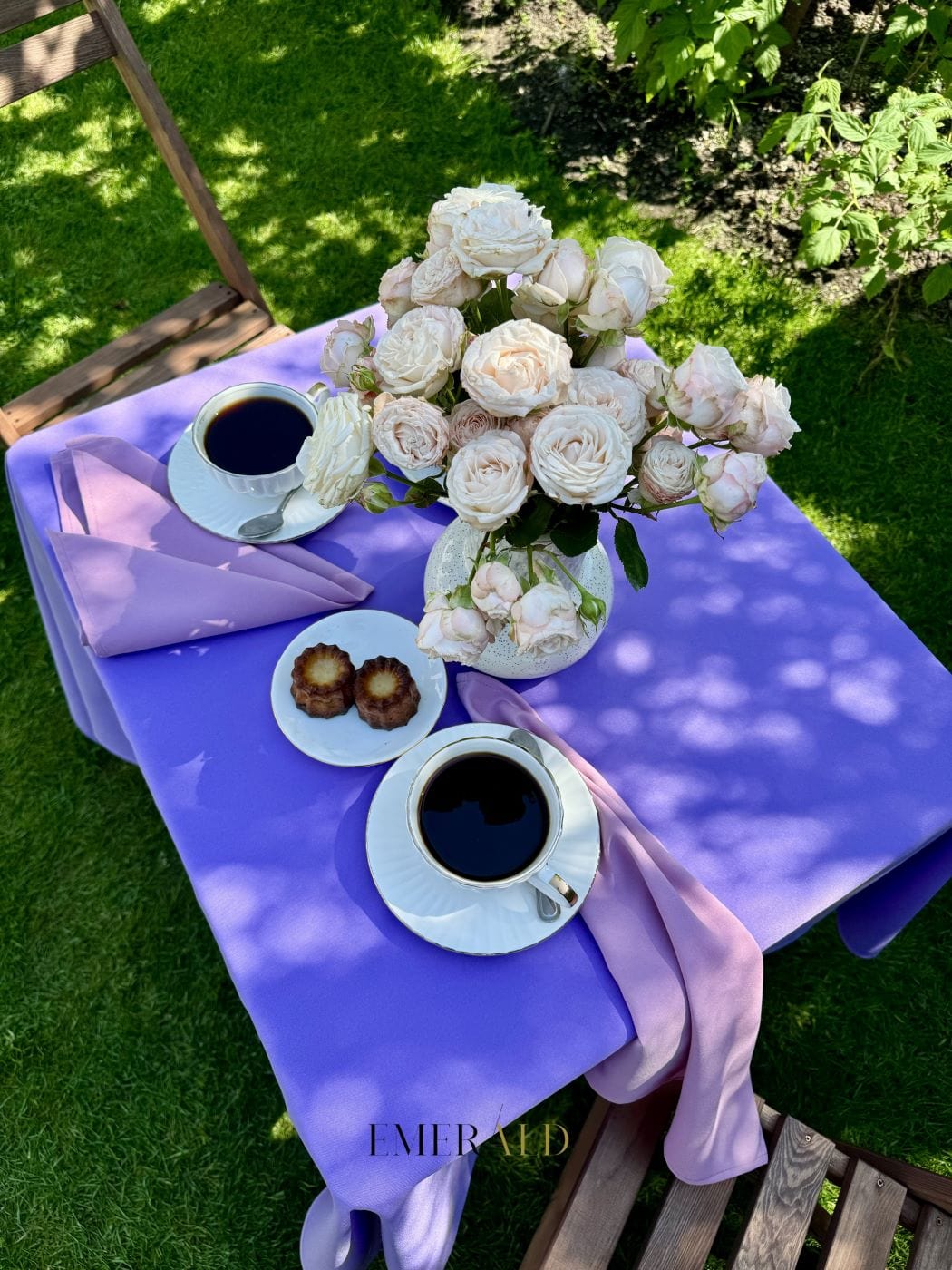 Alyvinės spalvos staltiesė