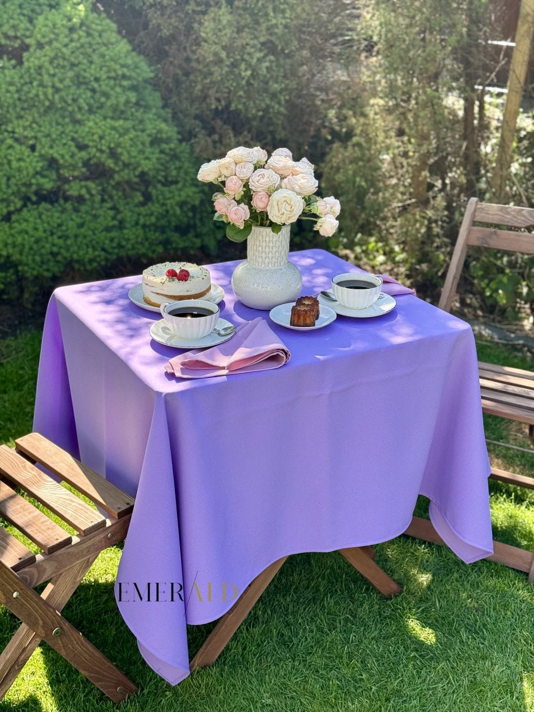 Alyvinės spalvos staltiesė