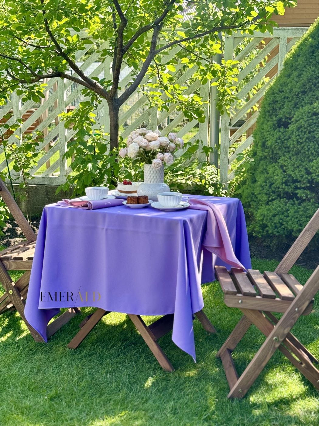 Alyvinės spalvos staltiesė