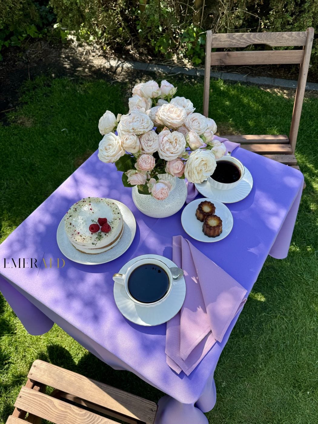 Alyvinės spalvos staltiesė