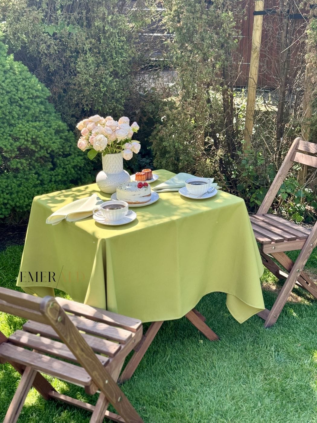 Alyvuogių spalvos staltiesė