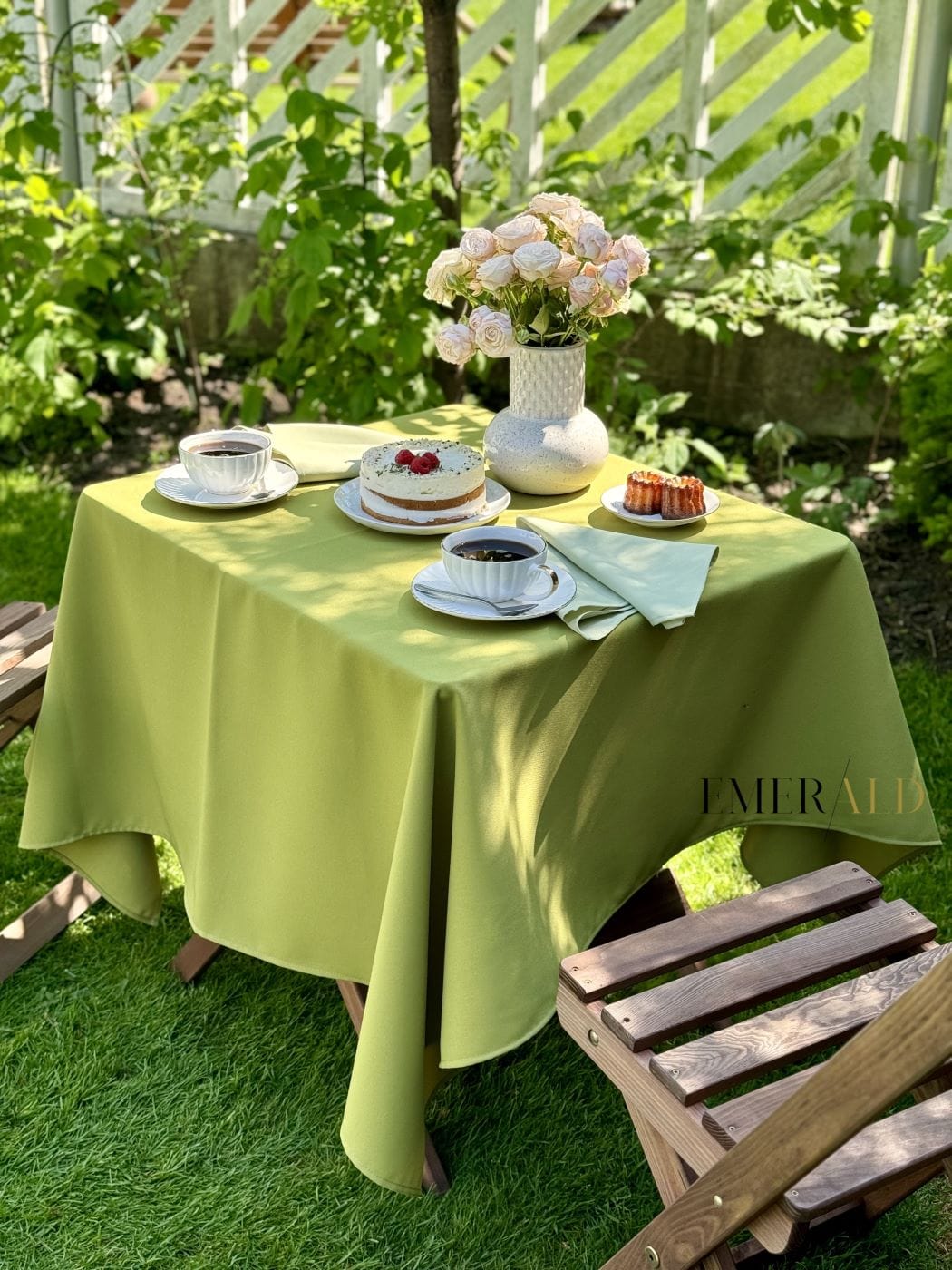 Alyvuogių spalvos staltiesė