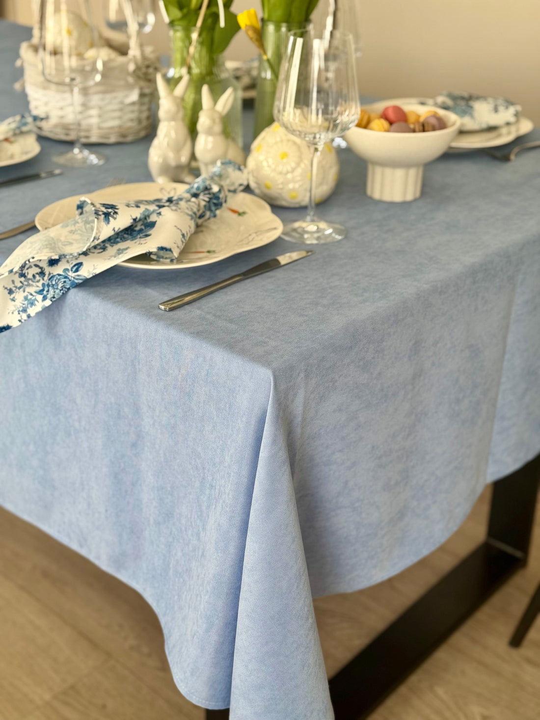 Staltiesė „Žydra ramybė“ – švelnus veliūro stilius Jūsų stalui