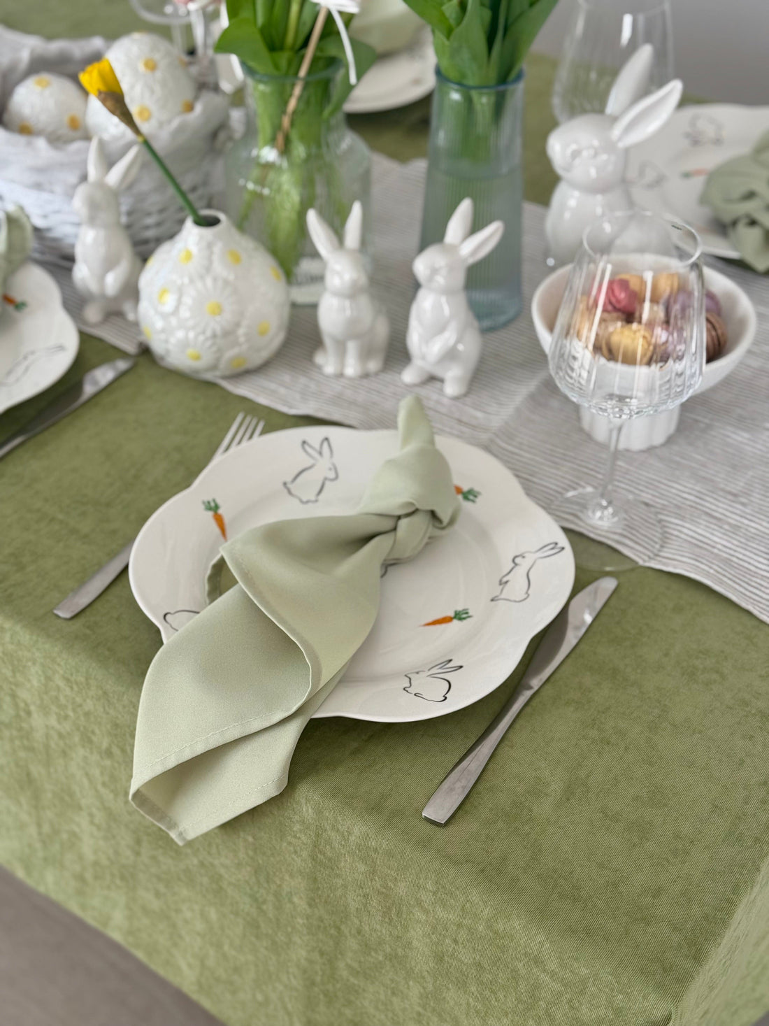 Staltiesė „Pistacijų žaluma“ – šviesus stalo akcentas iš matinio veliūro