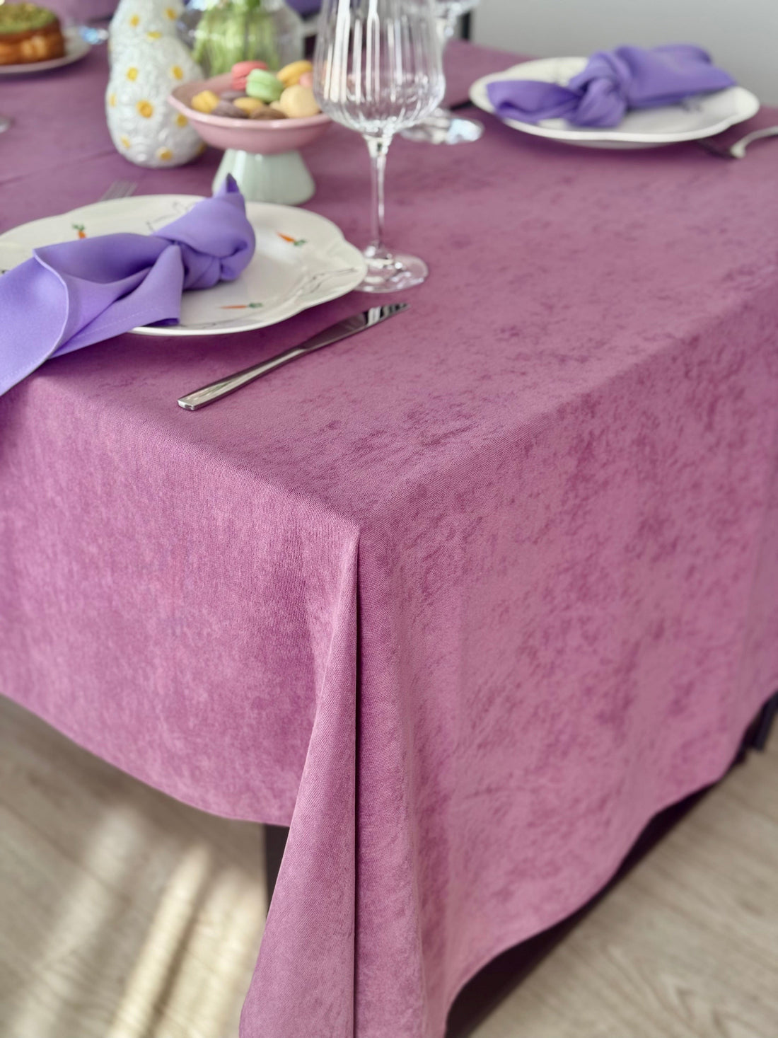 Staltiesė „Alyvinis pavasaris“ – matinio veliūro elegancija jūsų namams