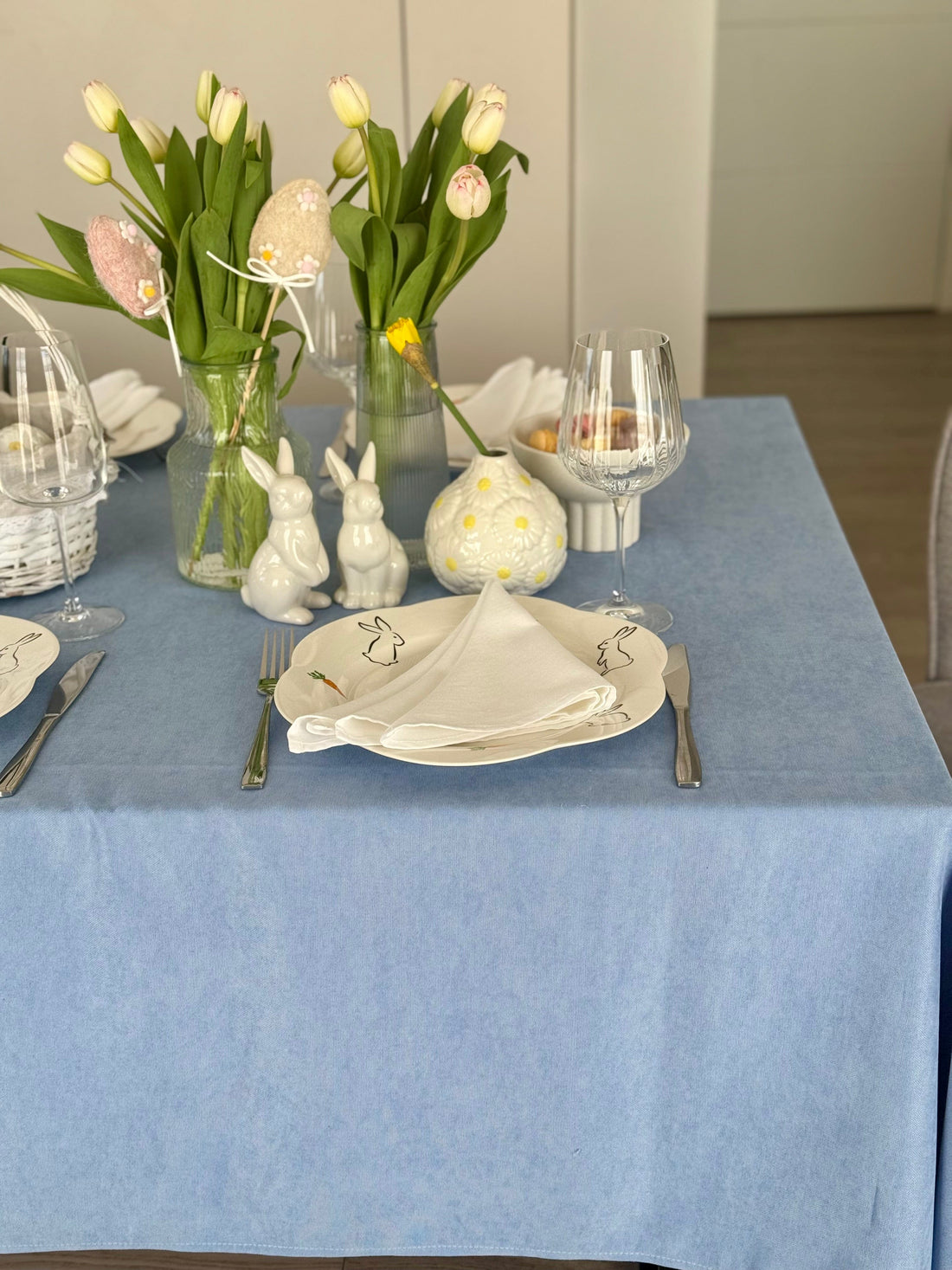 Staltiesė „Žydra ramybė“ – švelnus veliūro stilius Jūsų stalui