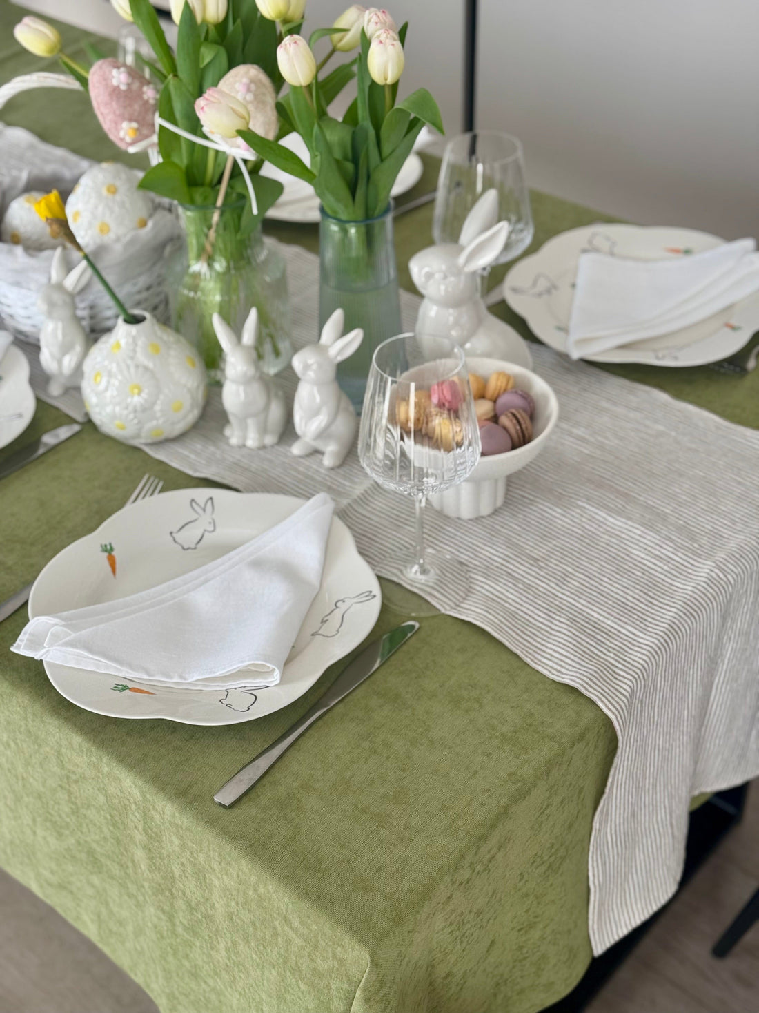 Staltiesė „Pistacijų žaluma“ – šviesus stalo akcentas iš matinio veliūro