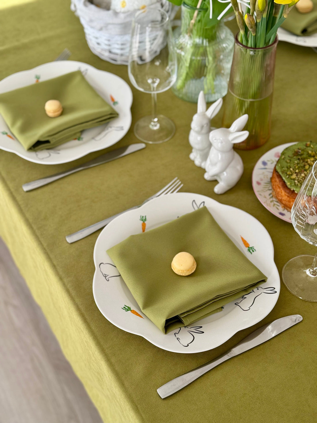 Staltiesė „Alyvuogių sodas“ – žemės tonų elegancija iš matinio veliūro