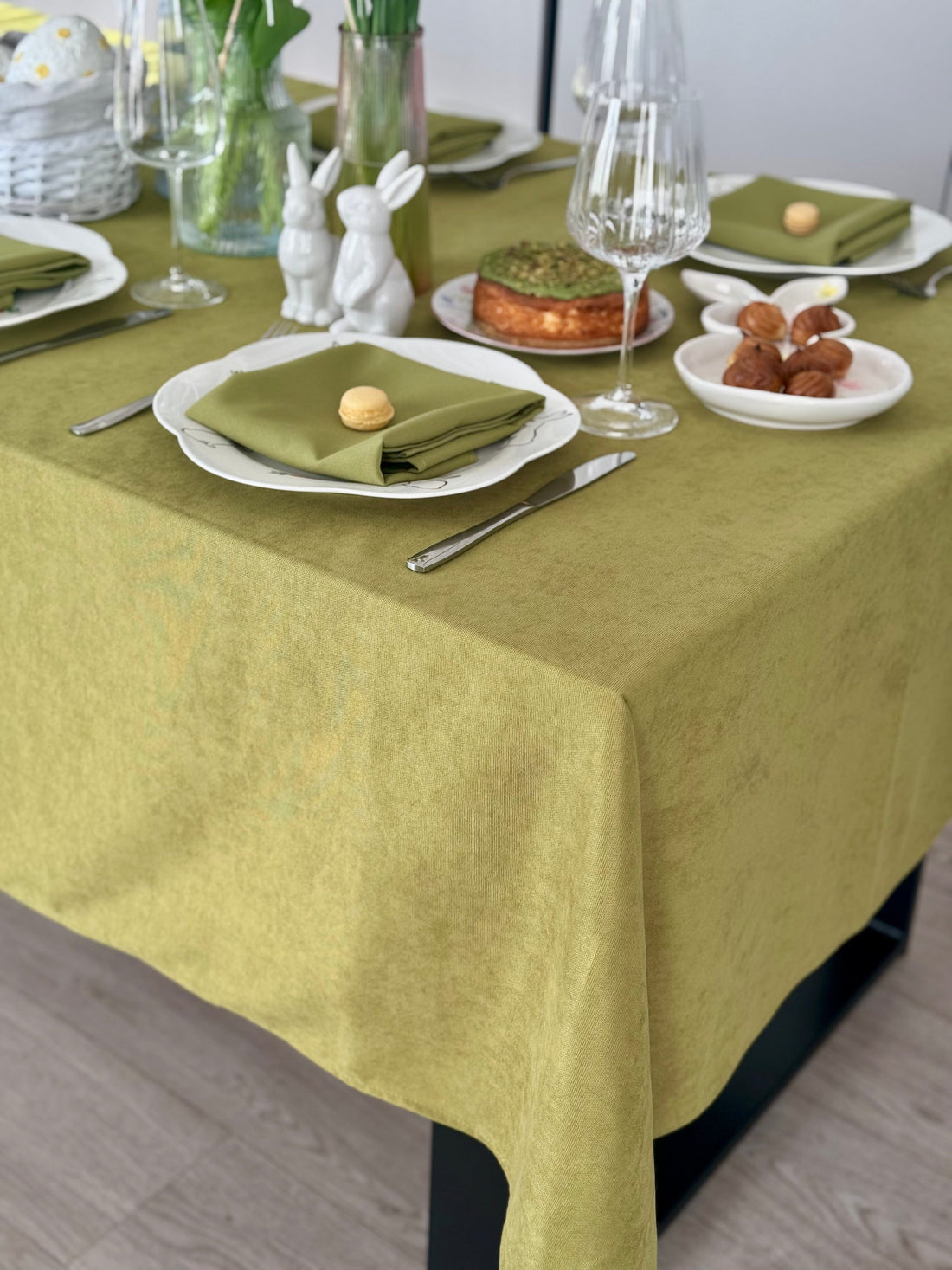 Staltiesė „Alyvuogių sodas“ – žemės tonų elegancija iš matinio veliūro