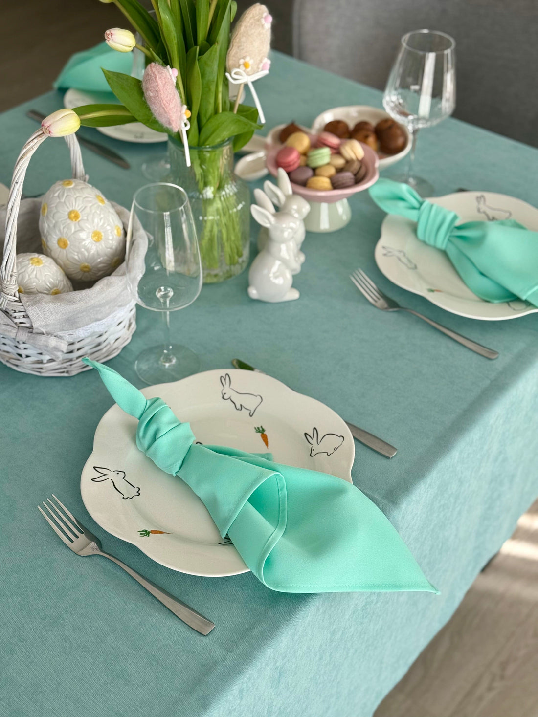 Staltiesė “Mėtinė gaiva” matinio veliūro – pavasario gaiva Jūsų namams