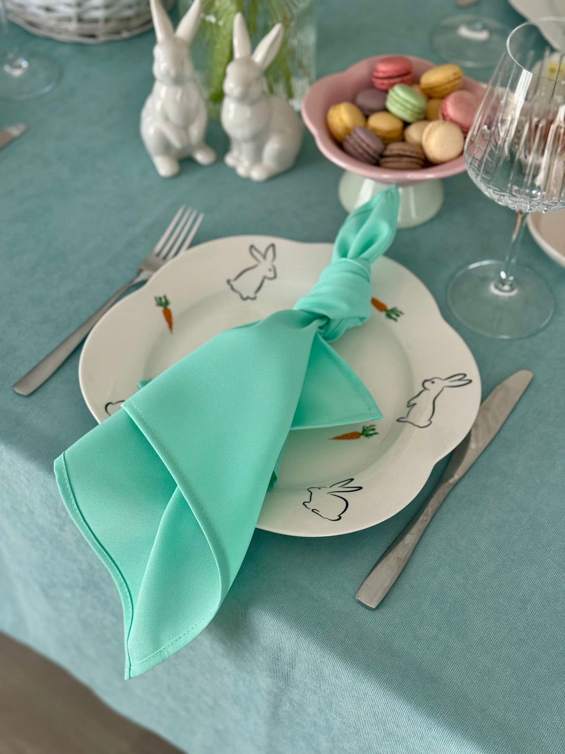 Staltiesė “Mėtinė gaiva” matinio veliūro – pavasario gaiva Jūsų namams