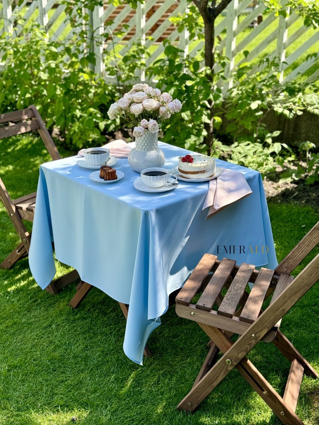 Dangaus žydros spalvos staltiesė