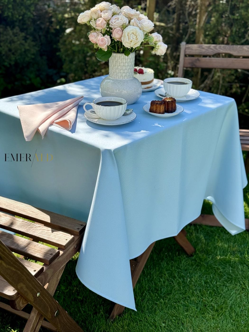 Dangaus žydros spalvos staltiesė