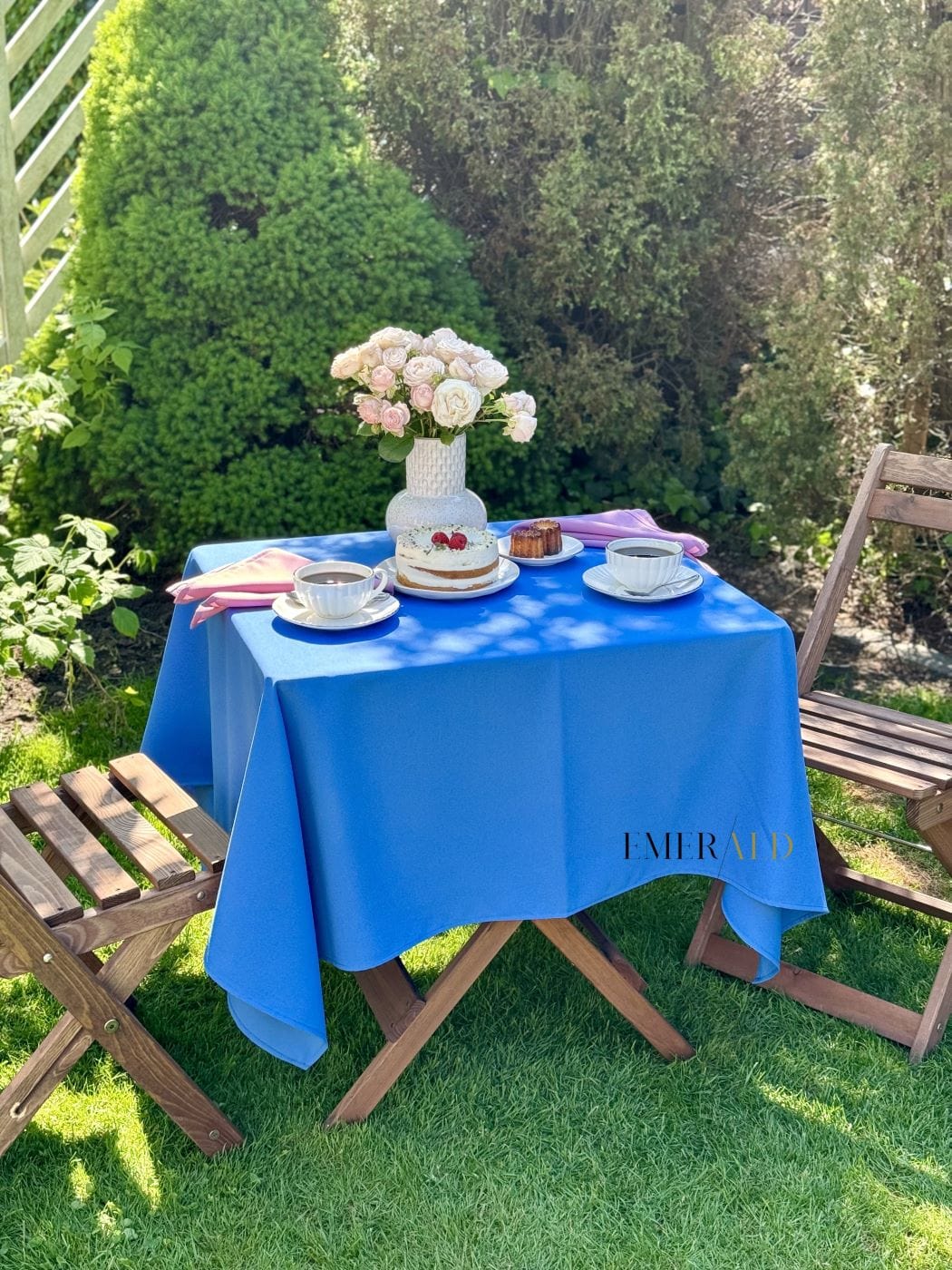 Dangaus mėlynos spalvos staltiesė