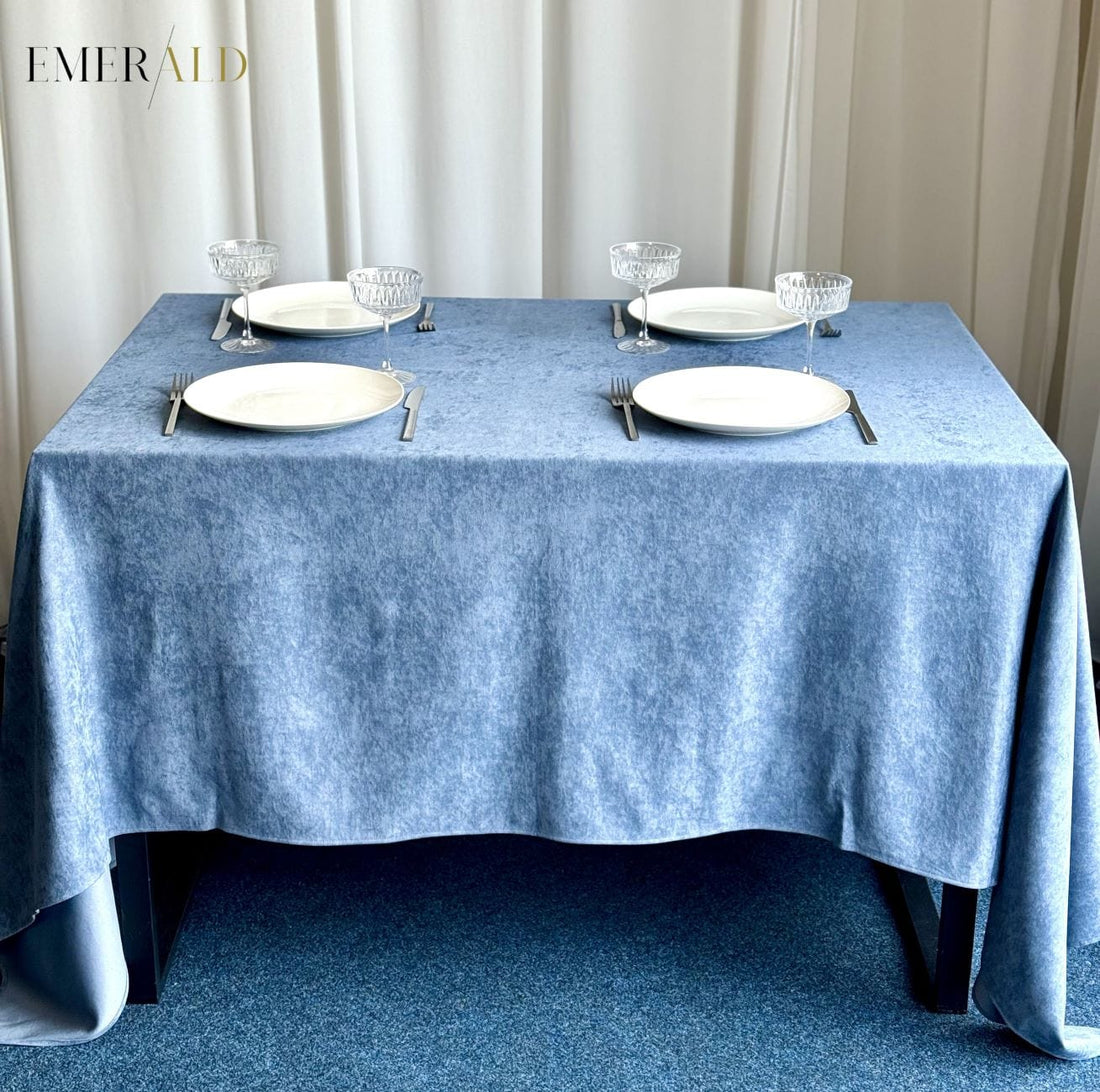 Dūminės mėlynos spalvos veliūrinė staltiesė