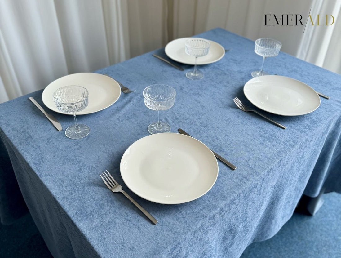 Dūminės mėlynos spalvos veliūrinė staltiesė