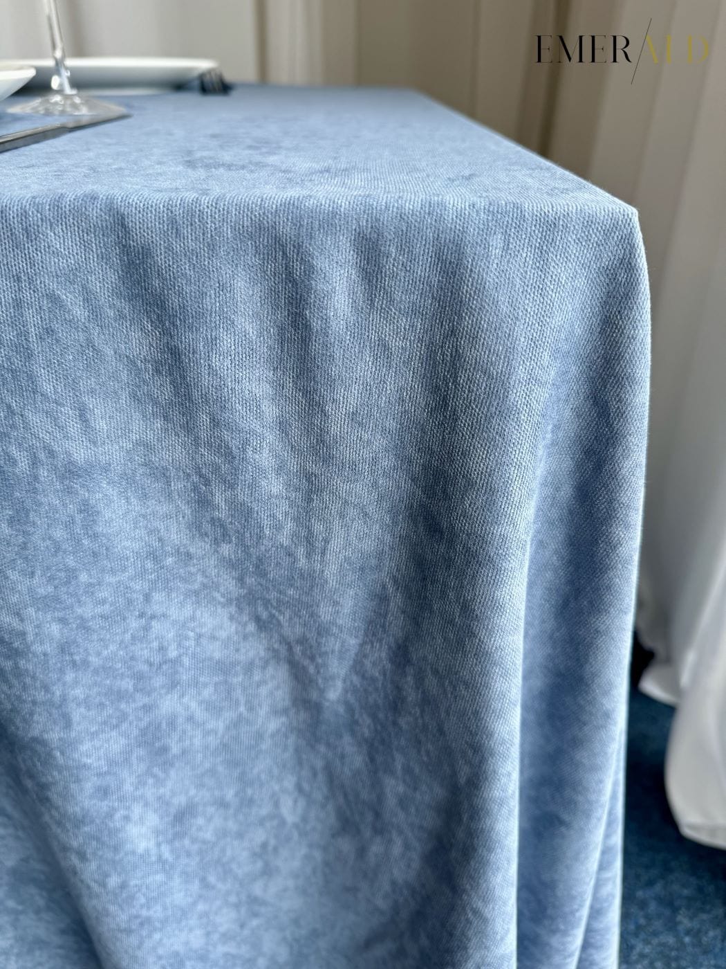 Dūminės mėlynos spalvos veliūrinė staltiesė