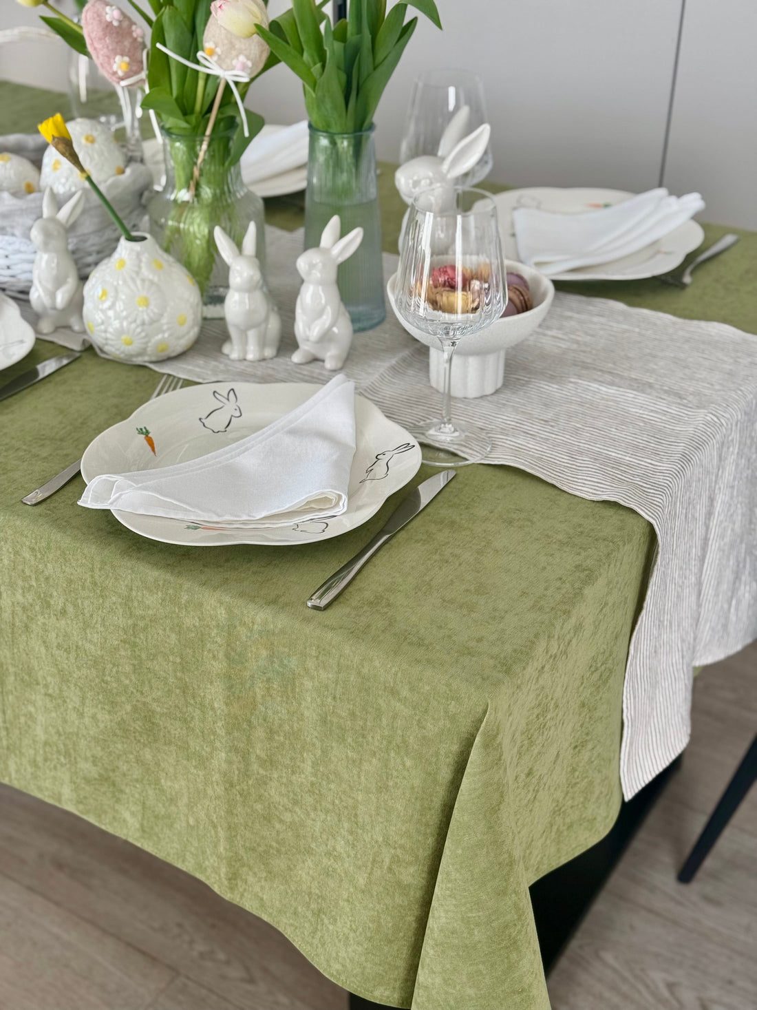 Staltiesė „Pistacijų žaluma“ – šviesus stalo akcentas iš matinio veliūro