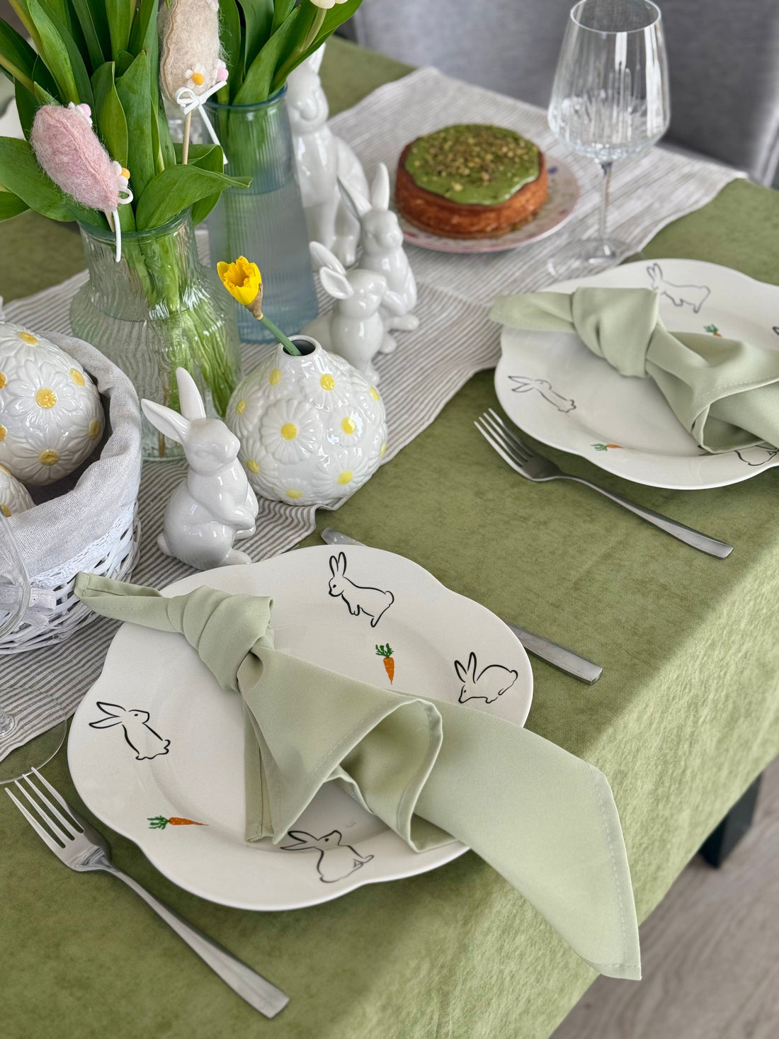 Staltiesė „Pistacijų žaluma“ – šviesus stalo akcentas iš matinio veliūro