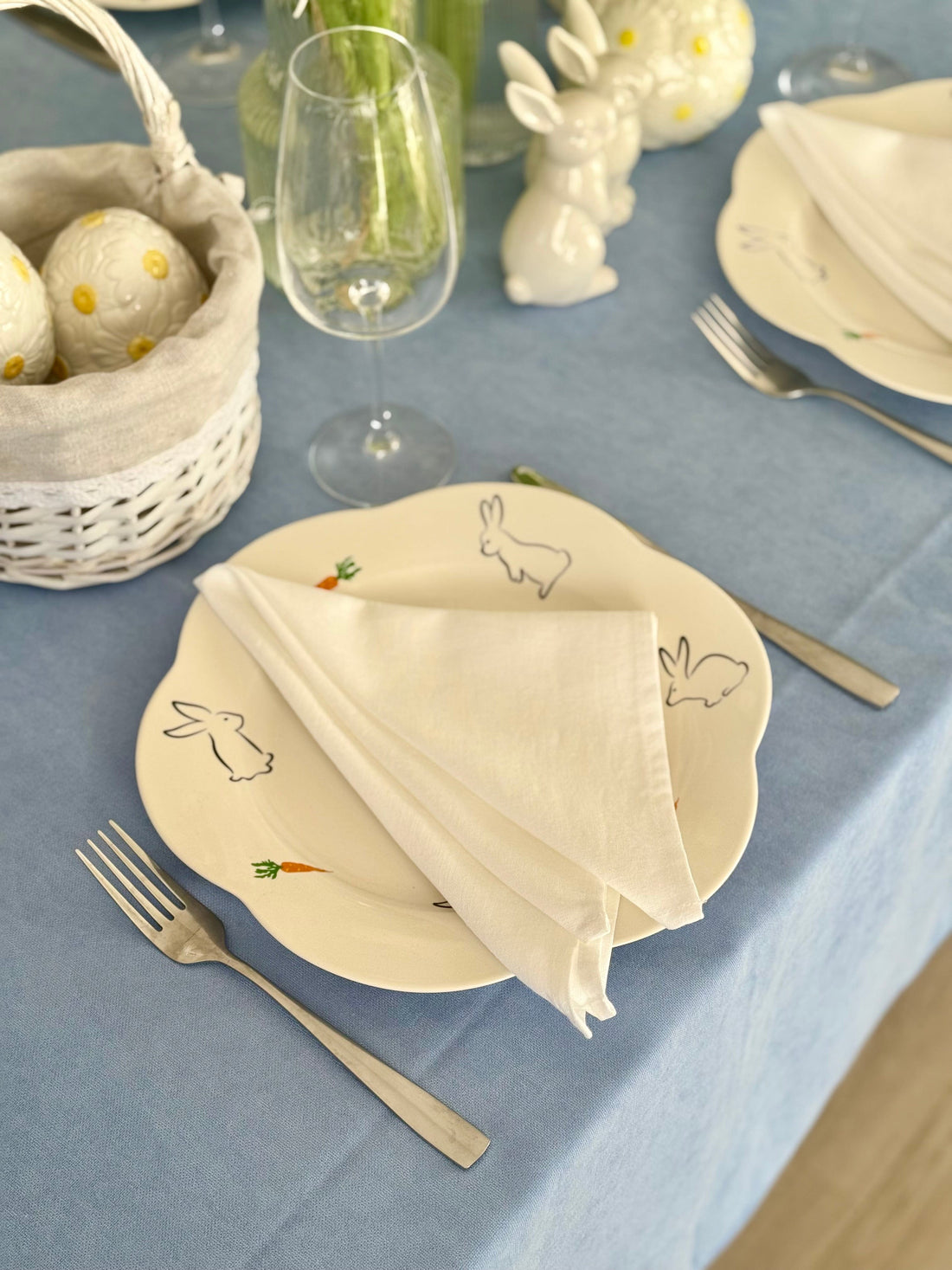 Staltiesė „Žydra ramybė“ – švelnus veliūro stilius Jūsų stalui