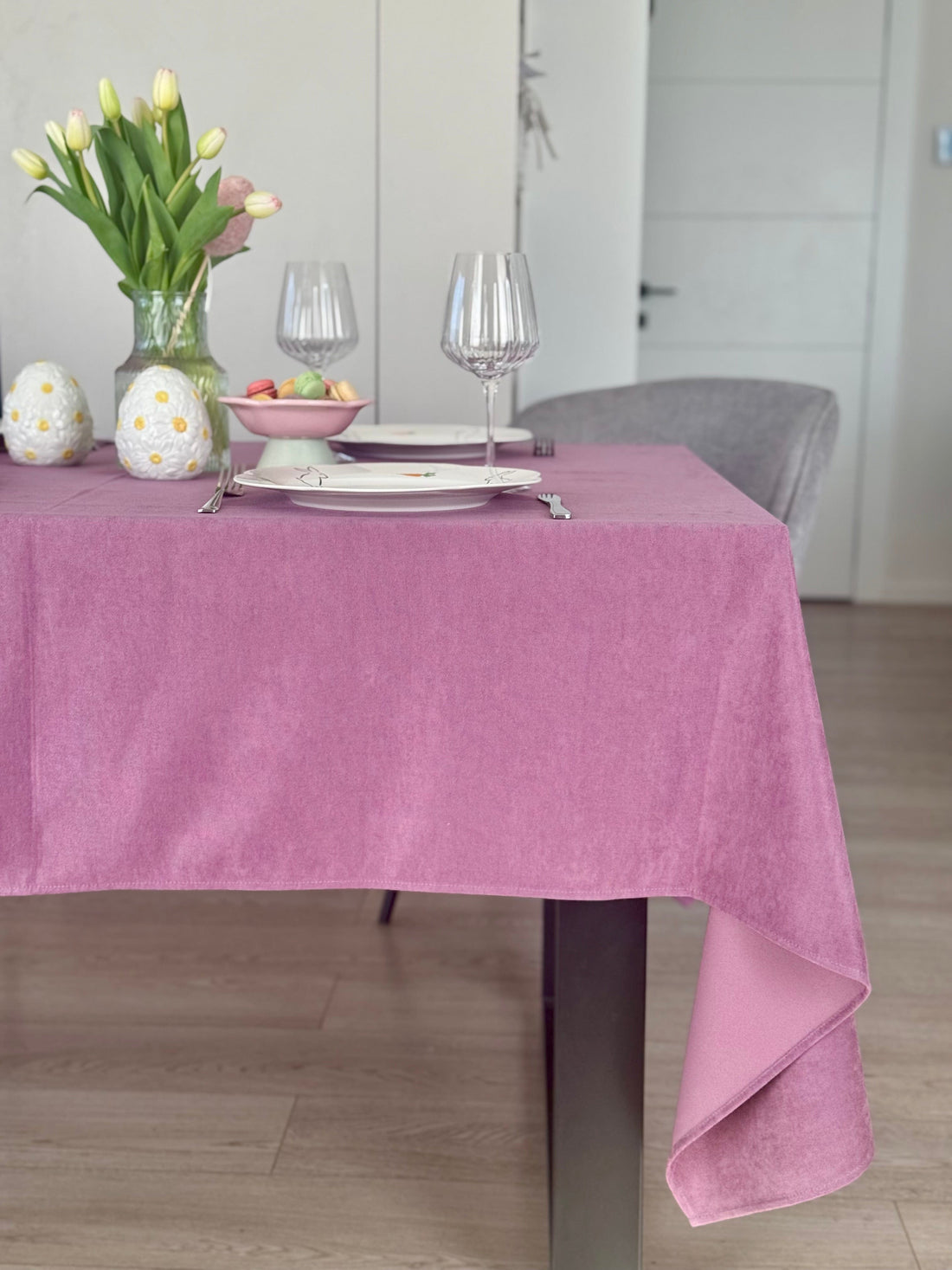 Staltiesė „Alyvinis pavasaris“ – matinio veliūro elegancija jūsų namams