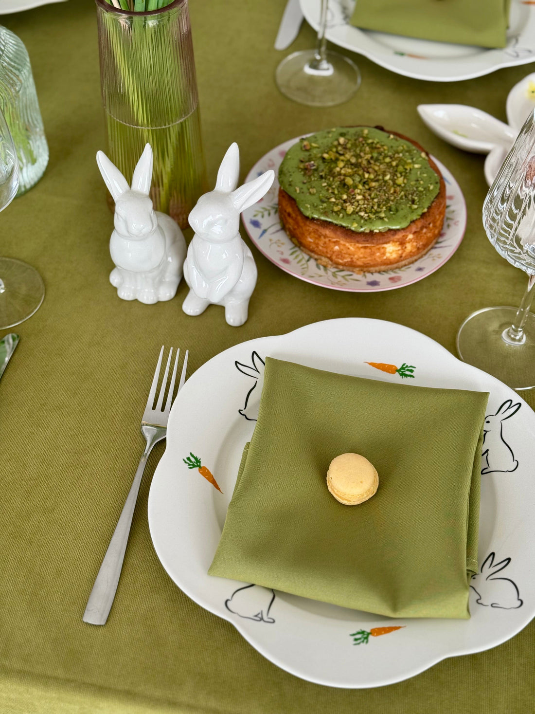 Staltiesė „Alyvuogių sodas“ – žemės tonų elegancija iš matinio veliūro