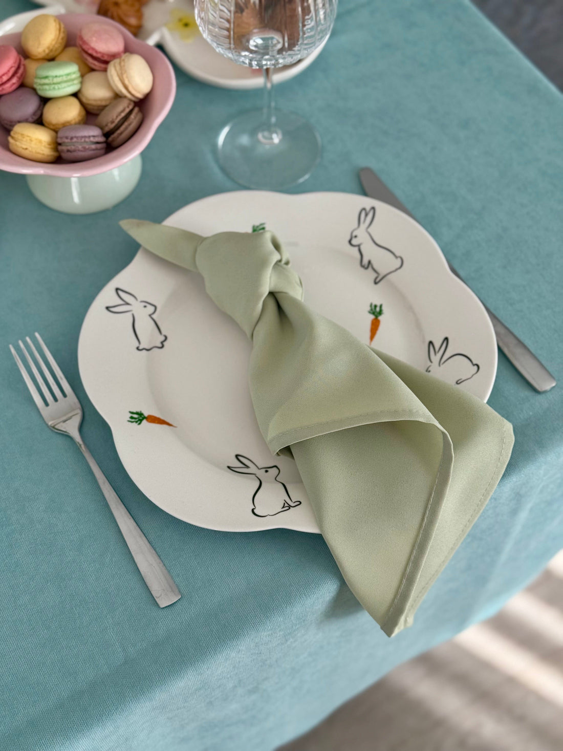 Staltiesė “Mėtinė gaiva” matinio veliūro – pavasario gaiva Jūsų namams