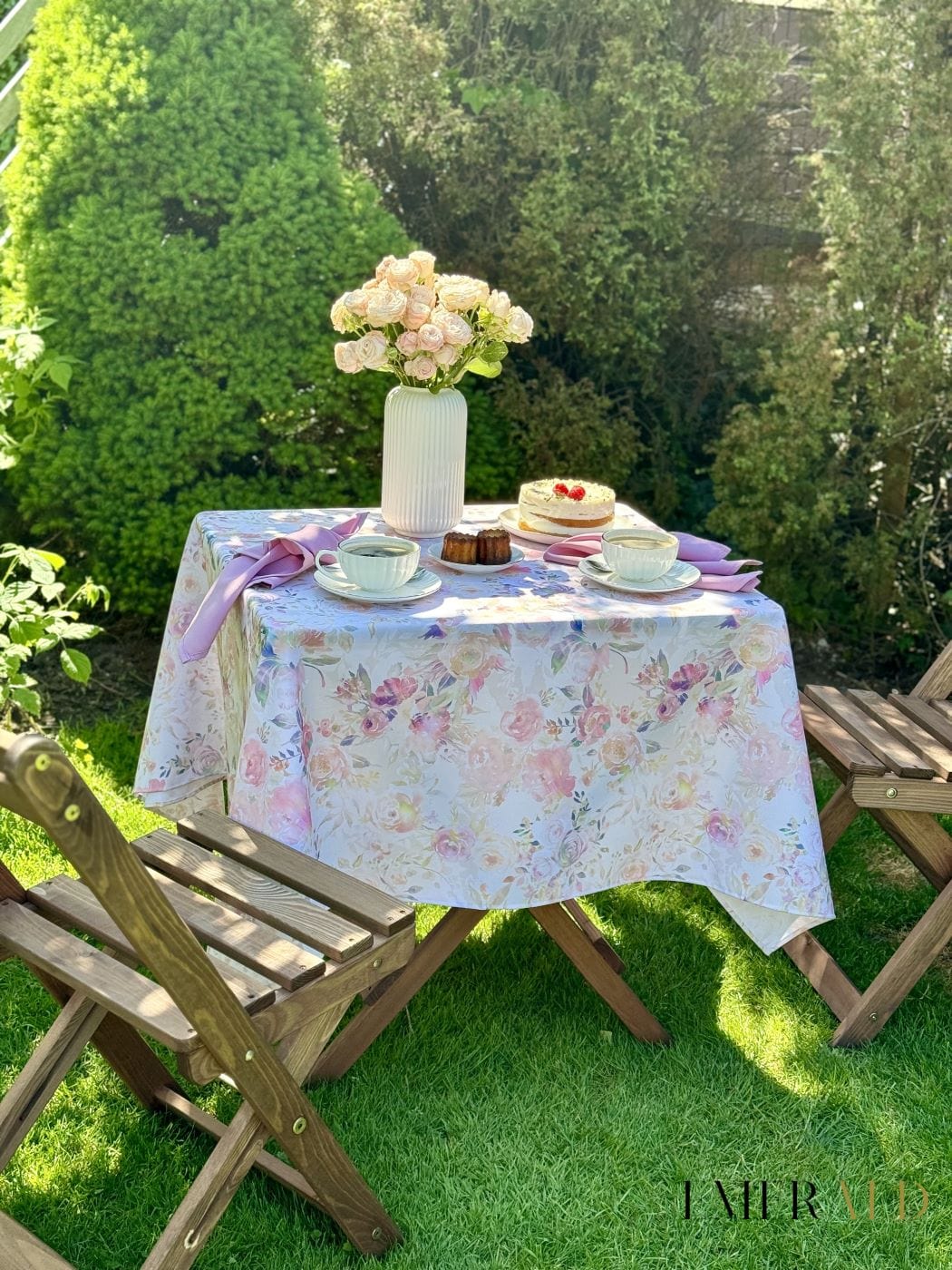 Field of roses staltiesė