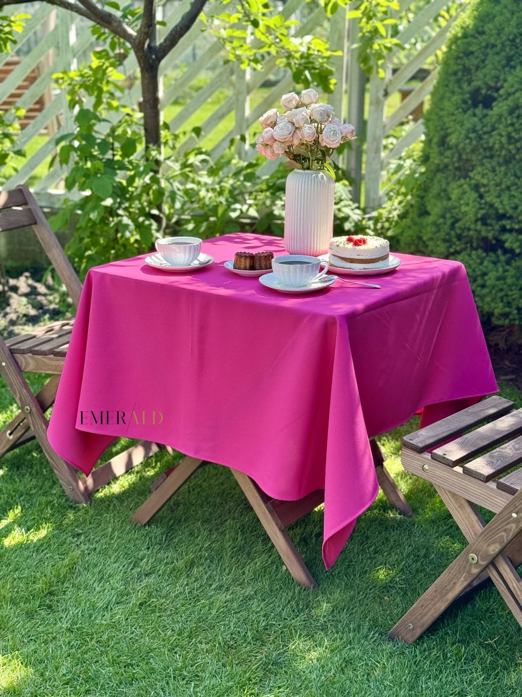 Fuksijos spalvos staltiesė
