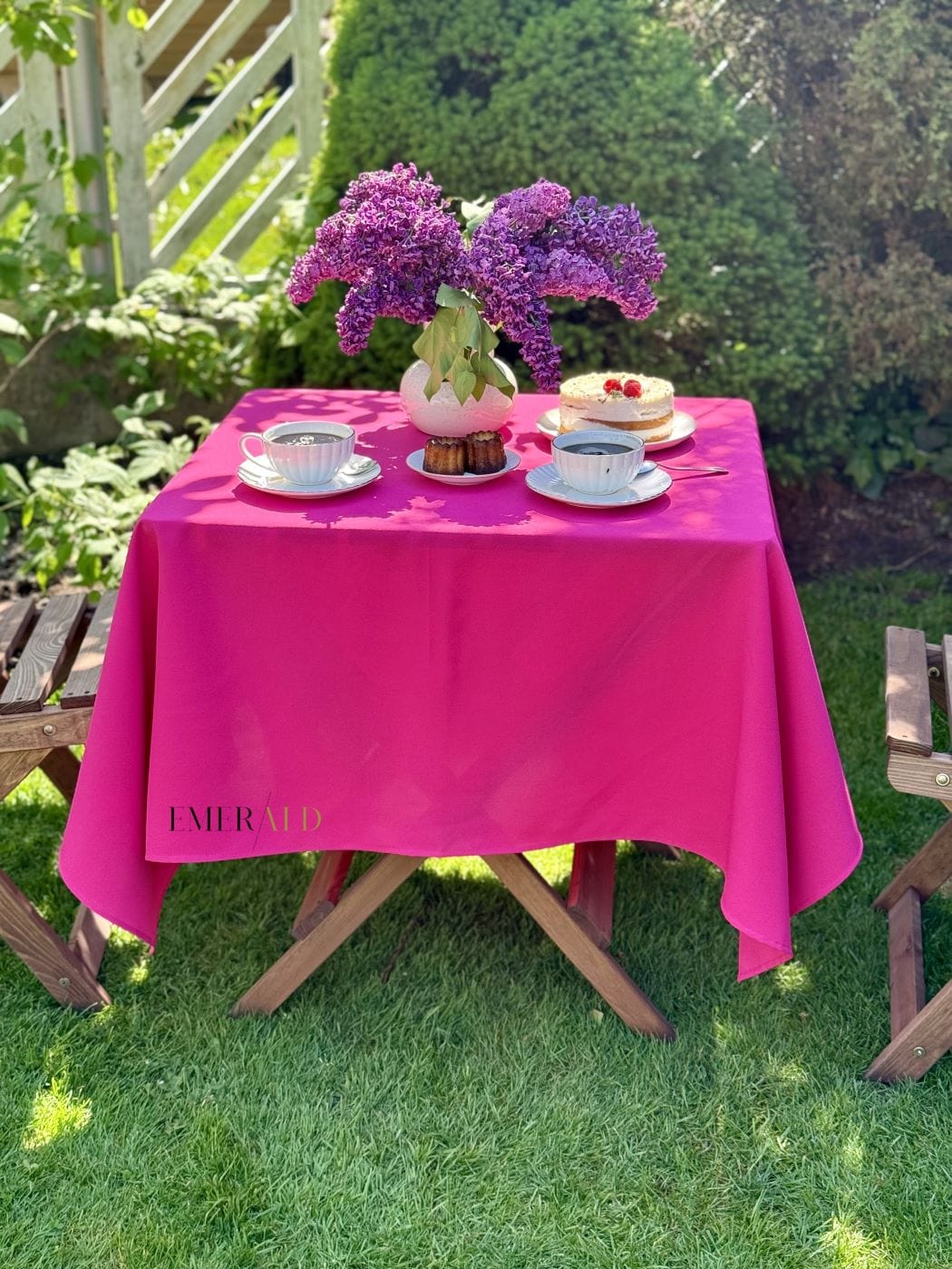 Fuksijos spalvos staltiesė