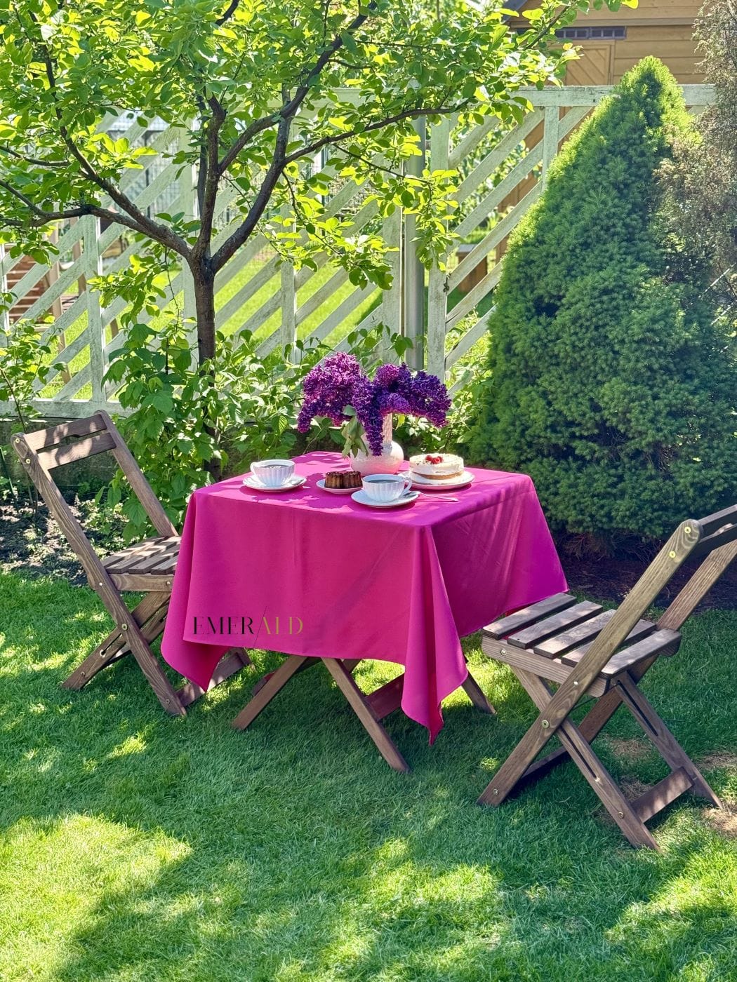 Fuksijos spalvos staltiesė