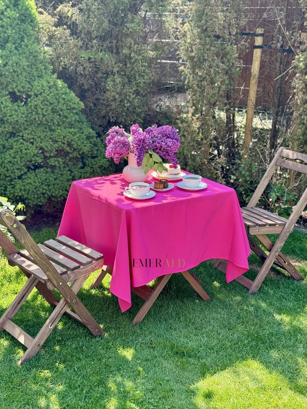 Fuksijos spalvos staltiesė