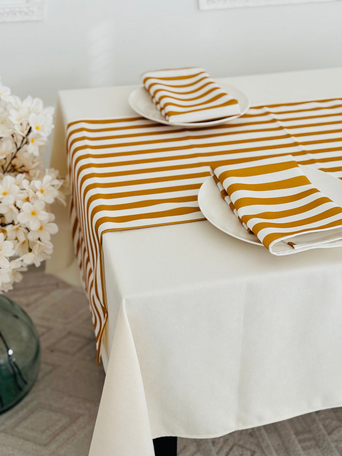 Garstyčių ir pieno baltos spalvos takelio bei servetėlių komplektas