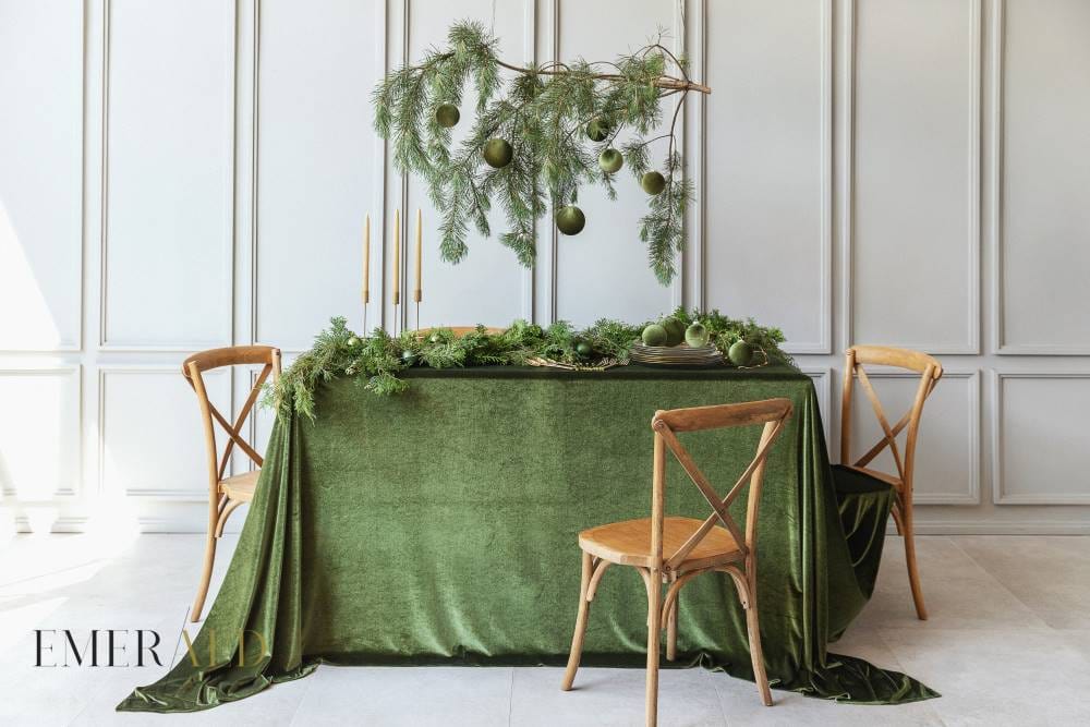 Samanų spalvos aksominė staltiesė